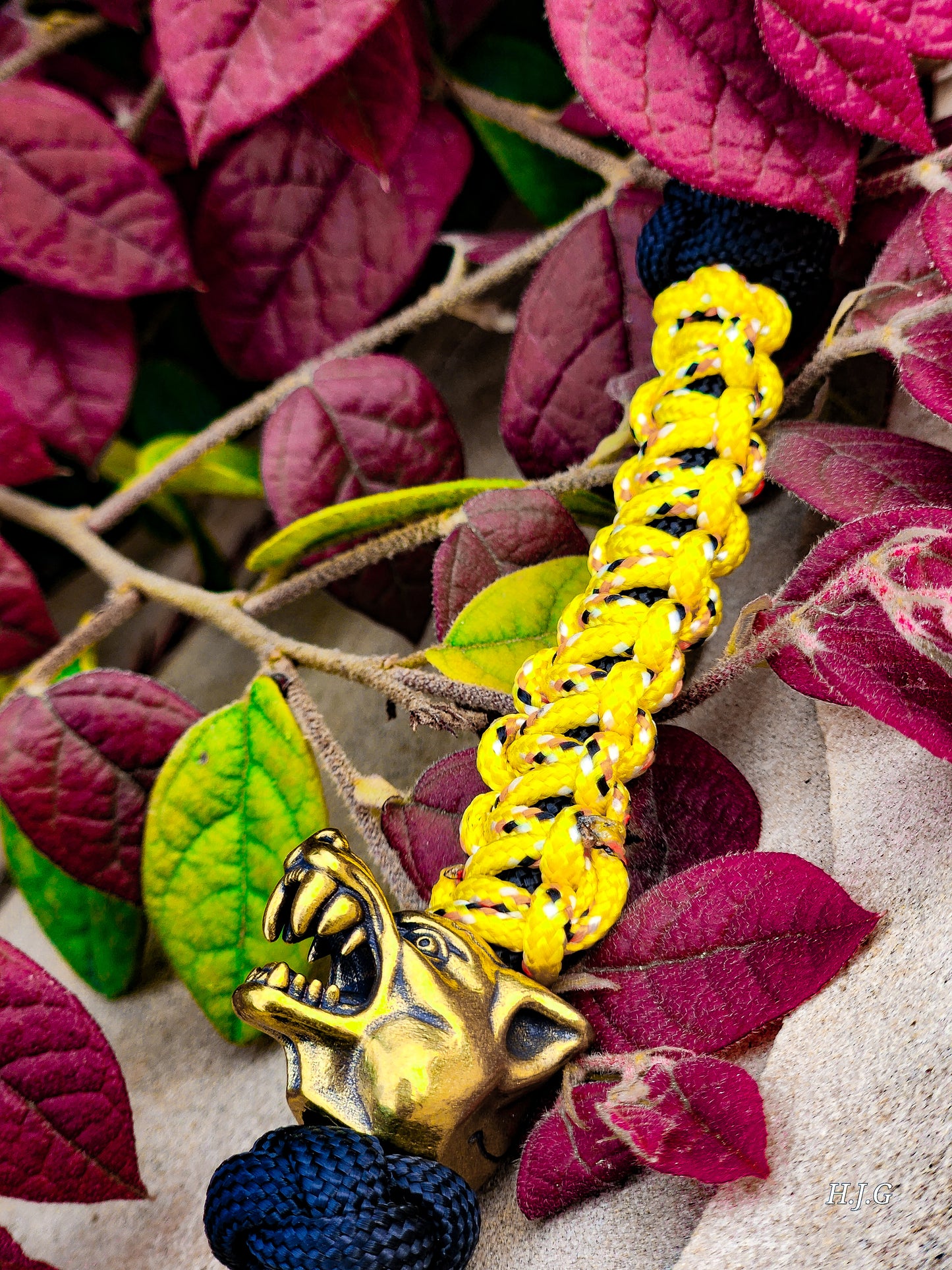 Lanyard - WOLF - Yellow-gold paracord w/ brass bead